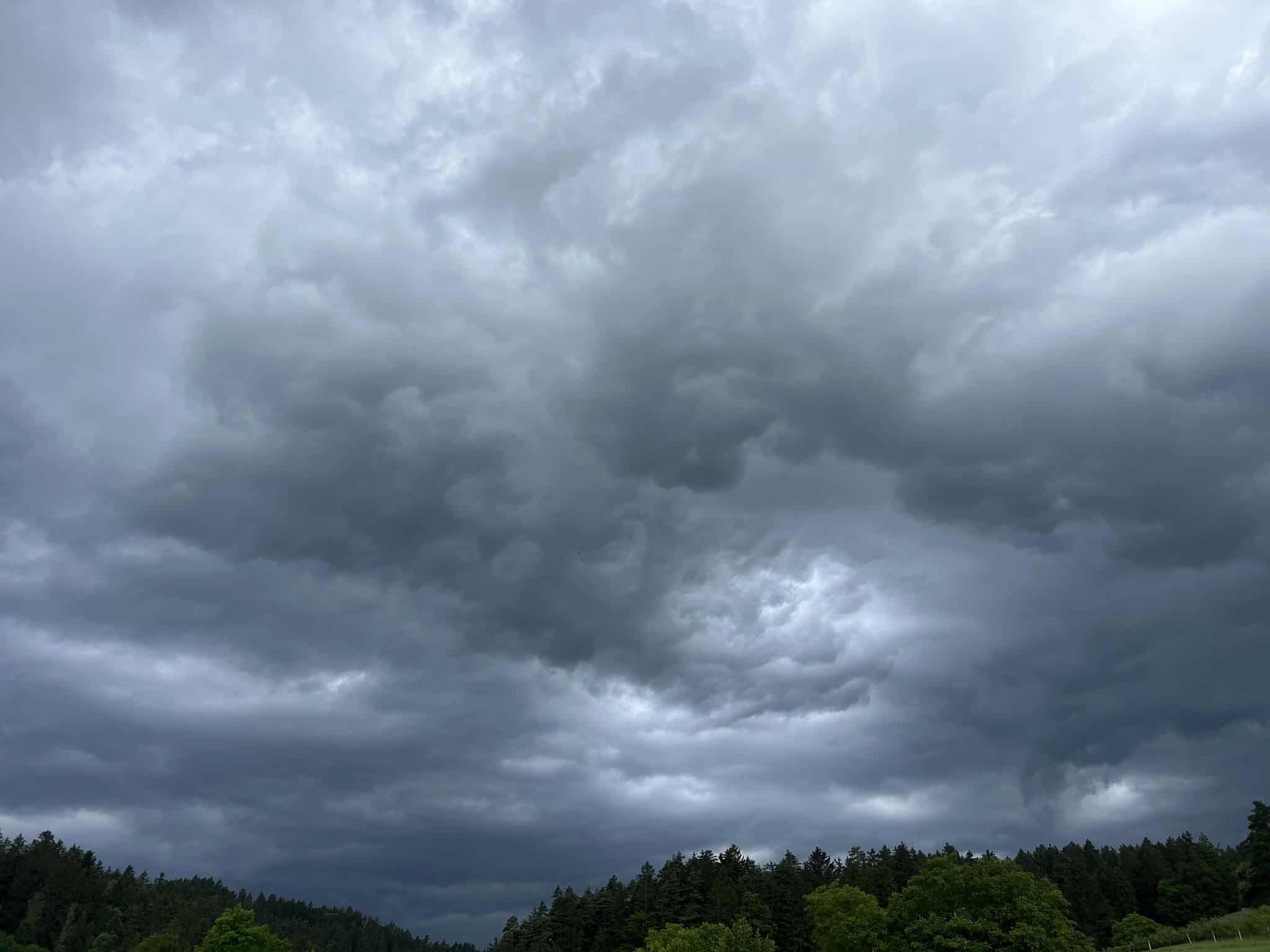 Izdan oranžen alarm: Prihaja huda ura?