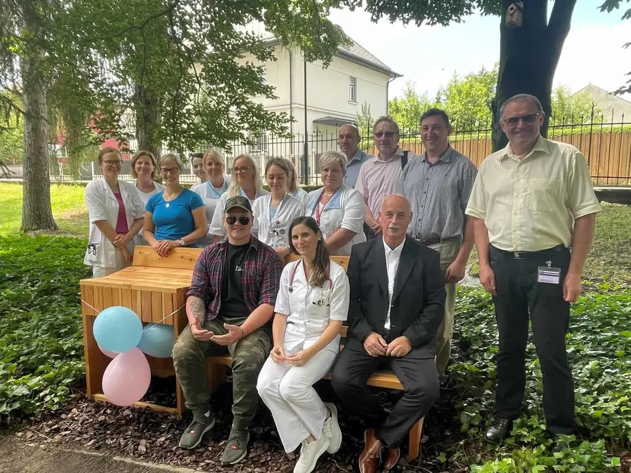 V parku Splošne bolnišnice Slovenj Gradec je potekala otvoritev klopce za dojenje