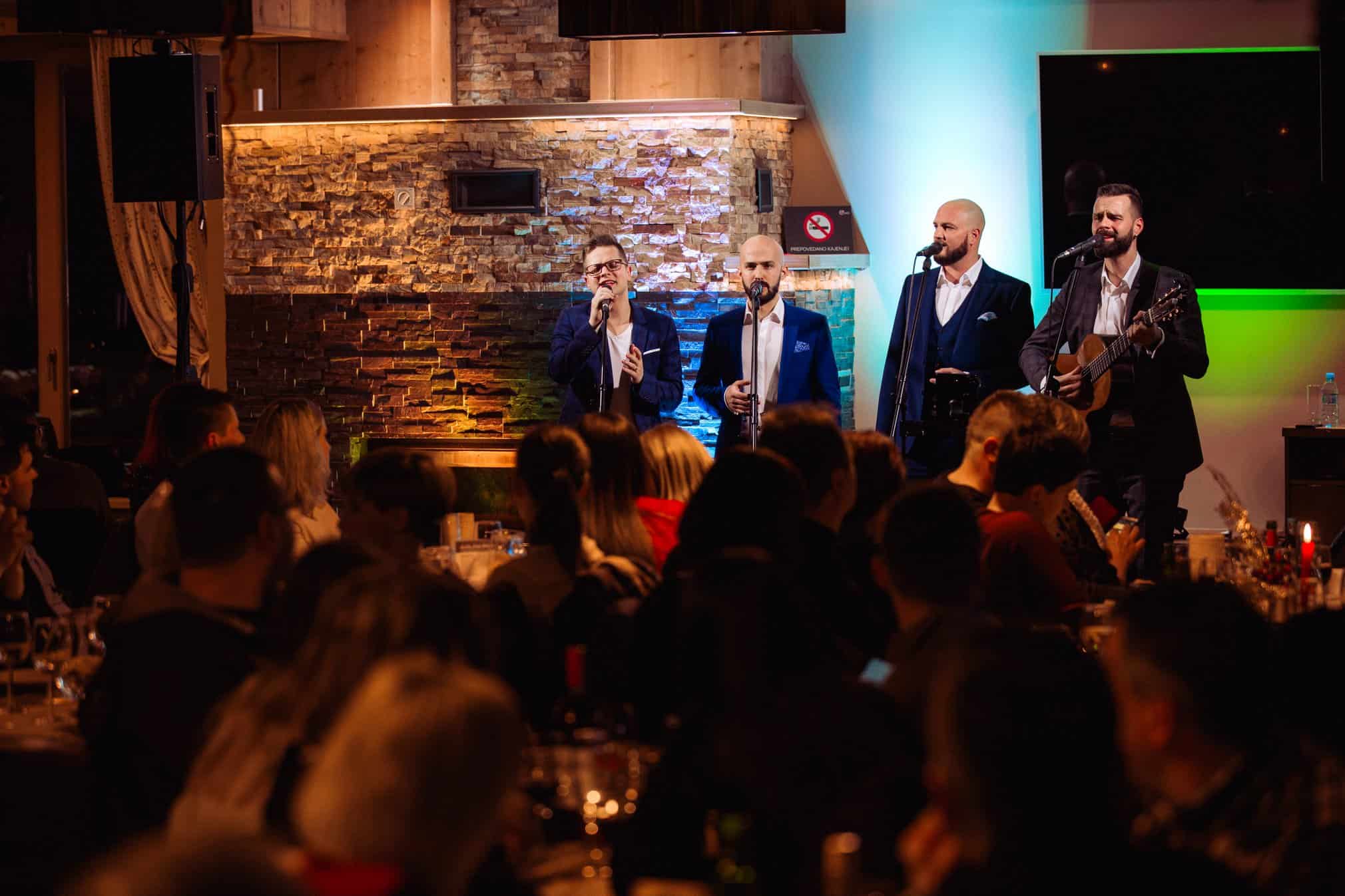 Na teraso Lukovega doma prihajajo Kvatropirci