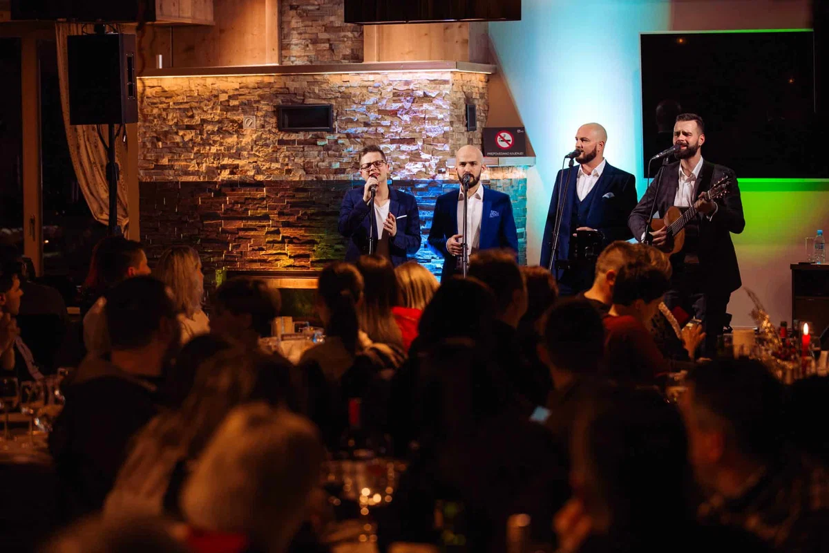 Na teraso Lukovega doma prihajajo Kvatropirci