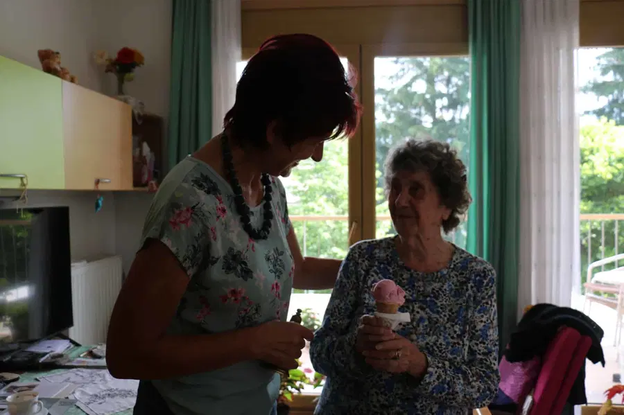 V Koroškem domu starostnikov Slovenj Gradec potujoča slaščičarna poskrbela za prijetno osvežitev (FOTO)