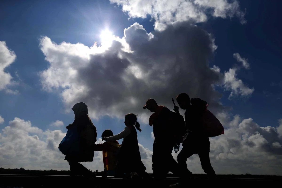 Evropa zaostruje politiko vračanja migrantov: 418 poslancev podprlo nova pravila deportacij
