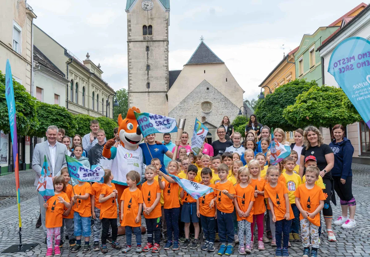FOTO: Po Koroškem potuje bakla miru Olimpijskega festivala evropske mladine