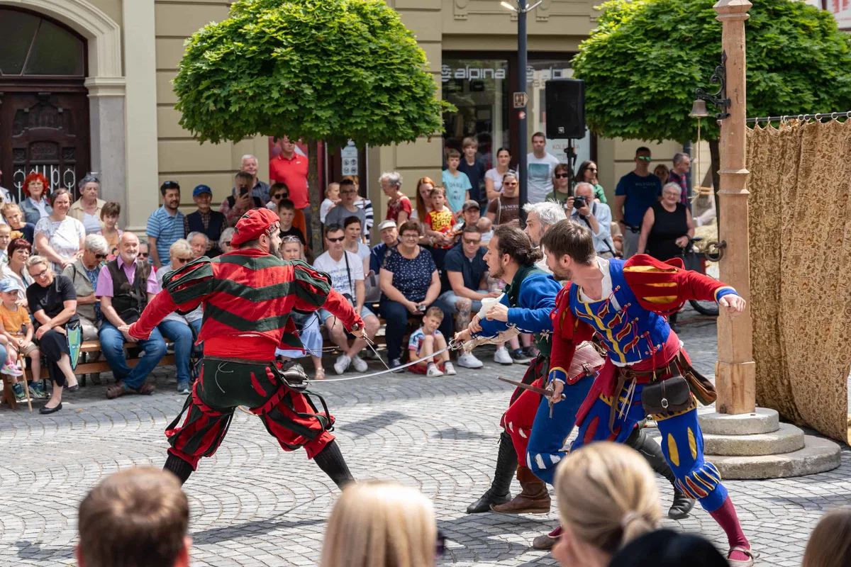 FOTO: Srednjeveški preludij je v polnem teku. Že prvi dan je privabil veliko obiskovalcev