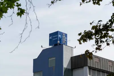 Skupina SIJ v prvem polletju 2026 z izboljšanjem poslovanja, a še vedno v izgubi