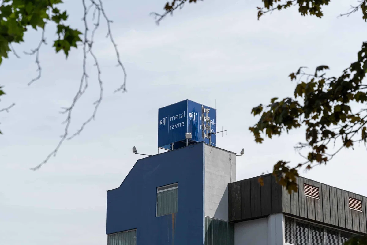 Skupina SIJ v prvem polletju 2026 z izboljšanjem poslovanja, a še vedno v izgubi