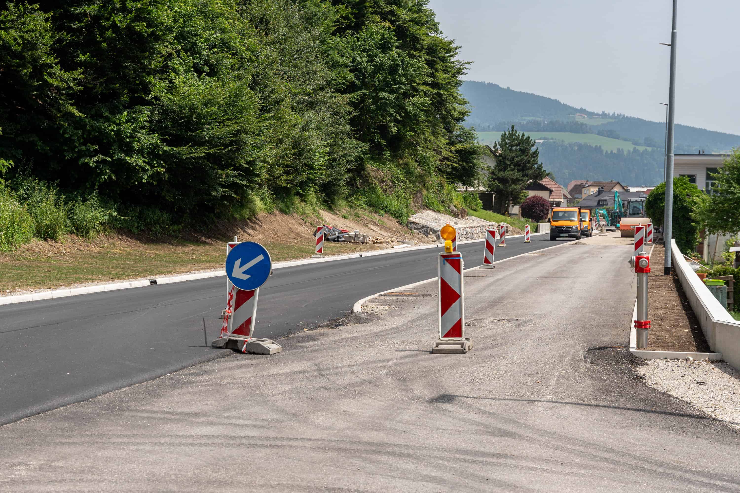 Popravila ceste na Poljani so v polnem teku, za cesto pri Petrolu se pridobiva dokumentacija