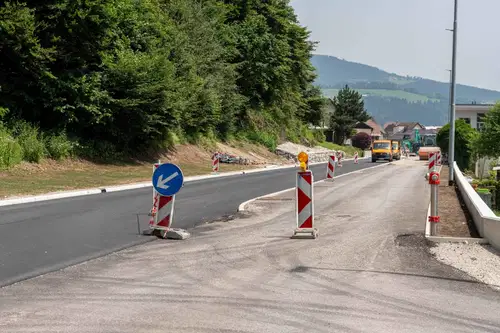 Na Prevaljah zaradi asfaltiranja del moten promet