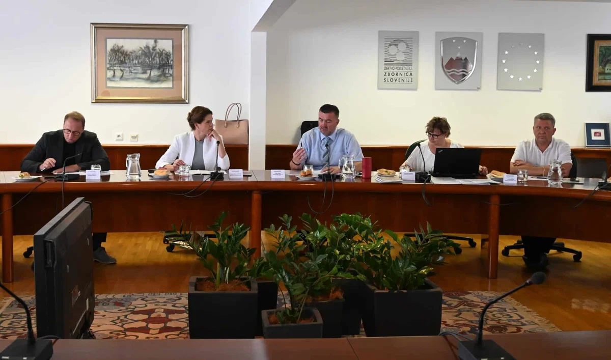 Prevozniki z Bratuškovo o problemih pri prepočasni izgradnji tretje razvojne osi