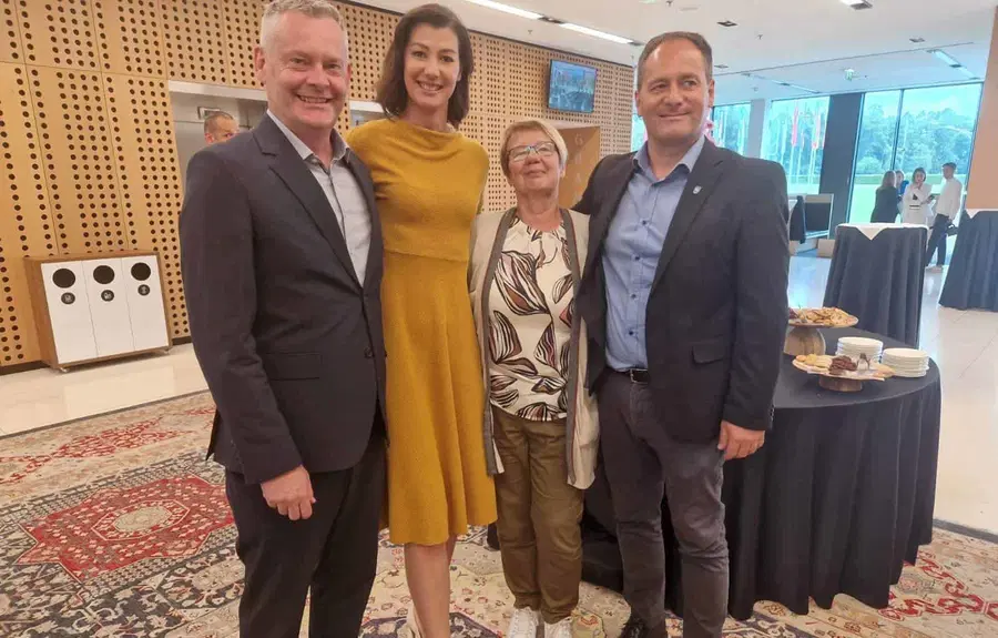 Premier gostil srečanje županj in županov slovenskih občin