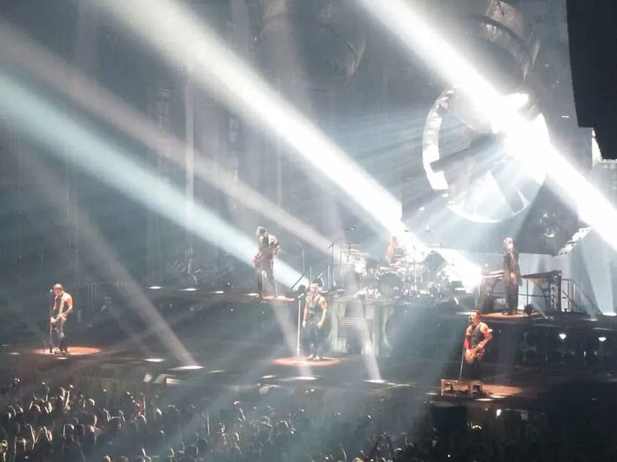 Glasbena založba prekinila oglaševanje albumov skupine Rammstein