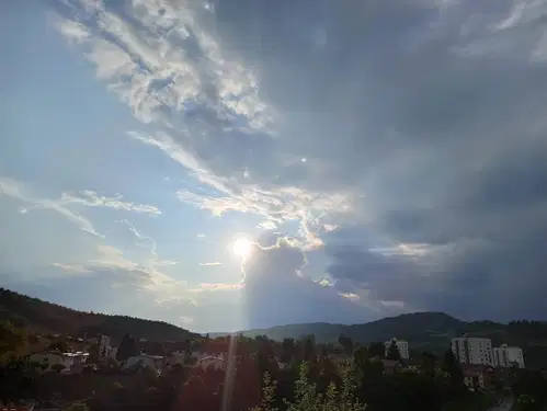 Sončno in vroče, zvečer bodo krajevna neurja
