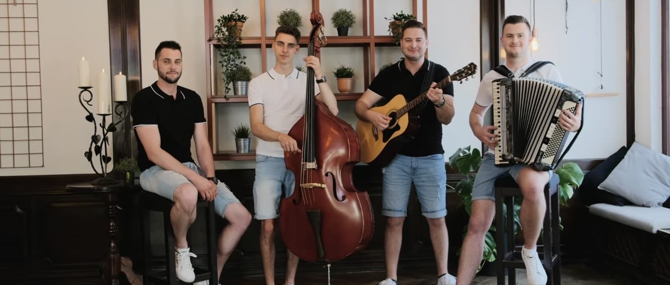 Zasedba Fenomeni predstavlja svojo novo skladbo in videospot "Pod tvojim srcem"