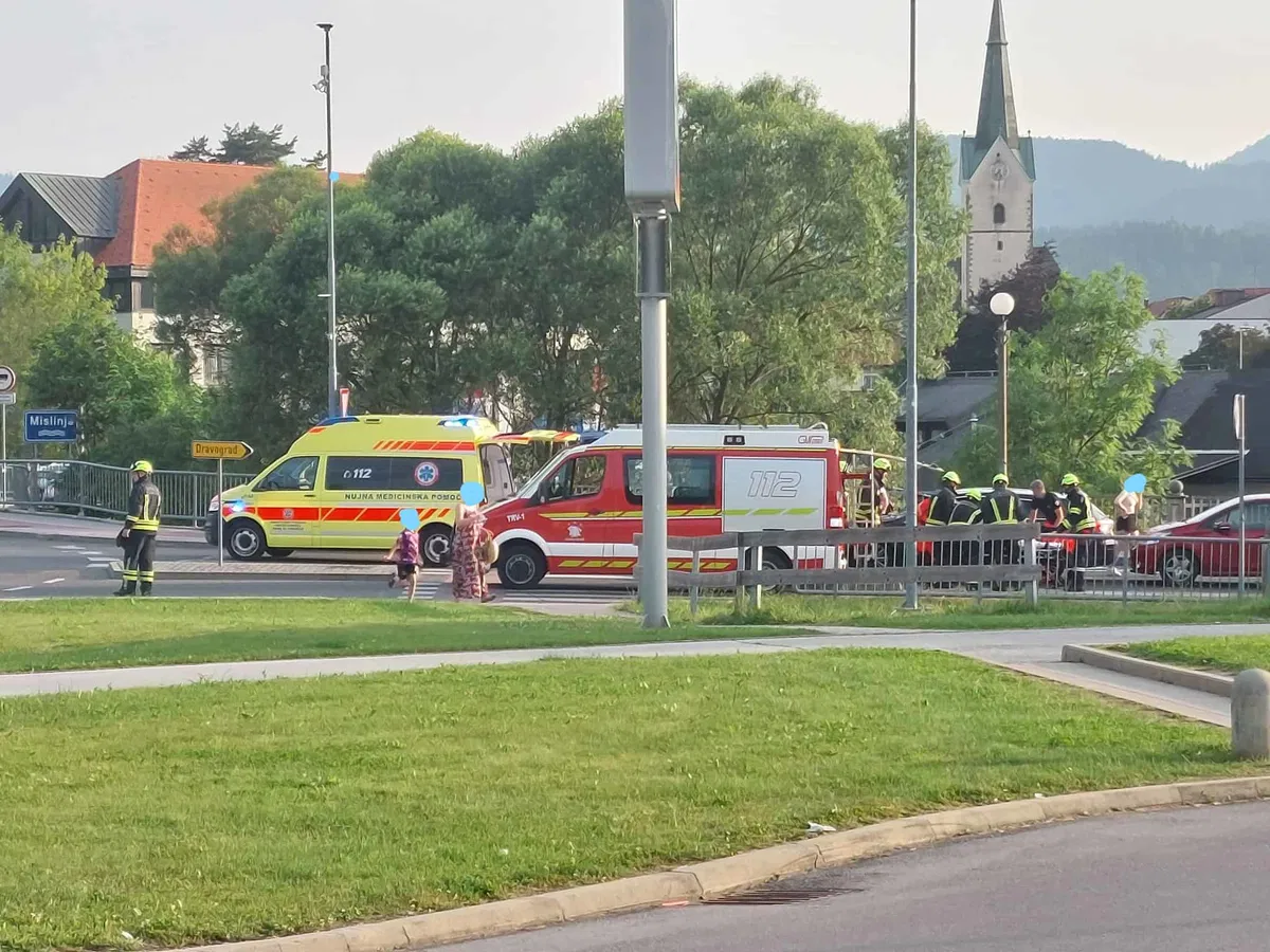 V prometni nesreči v Ribnici na Pohorju in v Slovenj Gradcu poškodovane tri osebe. Vse tri so prepeljali v bolnico