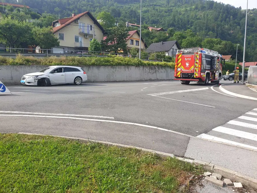 V Dravogradu trčili osebni vozili. Dve osebi odpeljali v bolnišnico