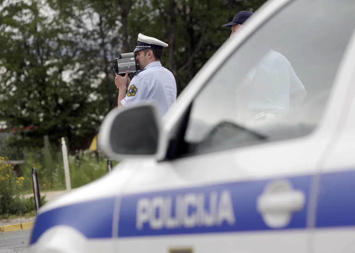 Voznik začetnik krepko prekoračil omejitev hitrosti