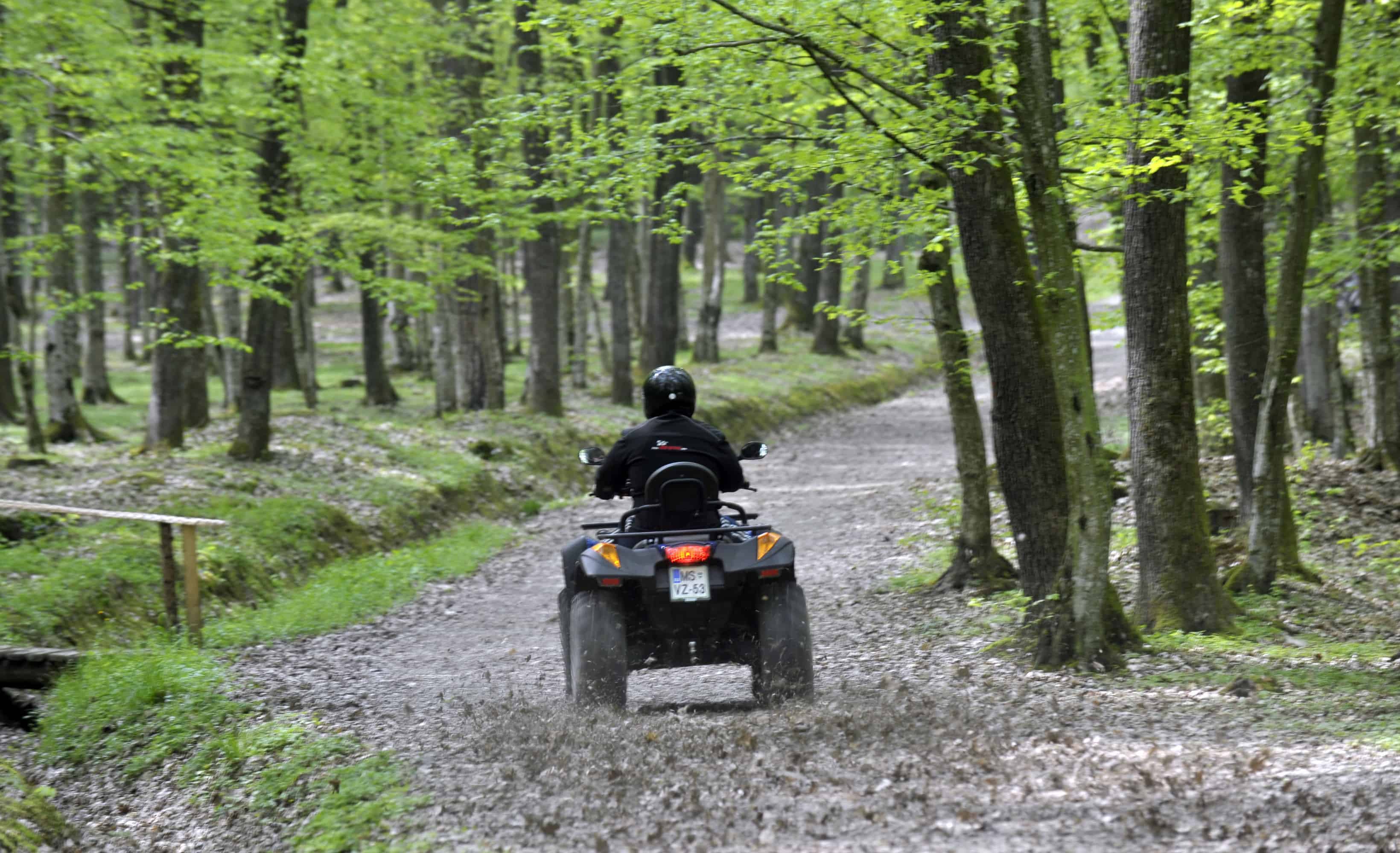 V Slovenj Gradcu sta trčila avto in štirikolesnik