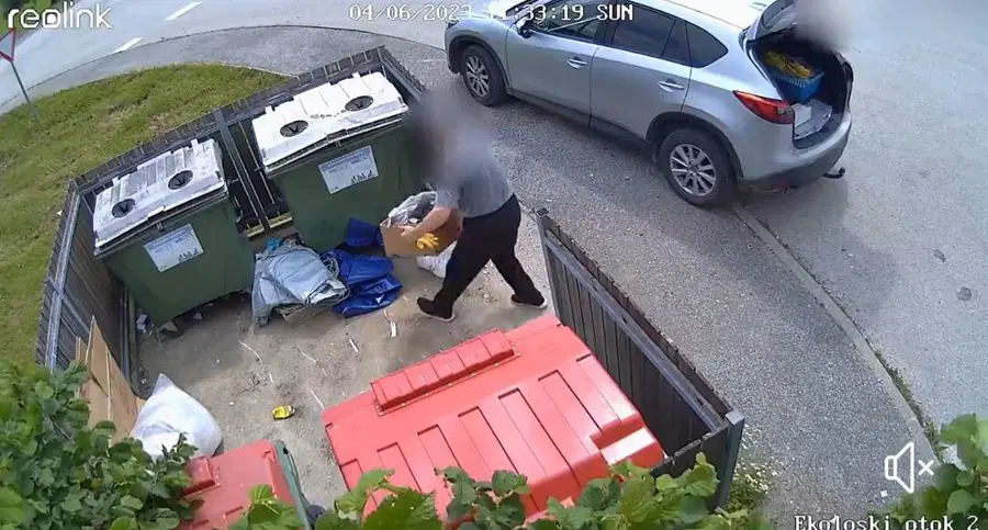 Varnostna kamera je posnela neodgovornega občana pri odlaganju odpadkov