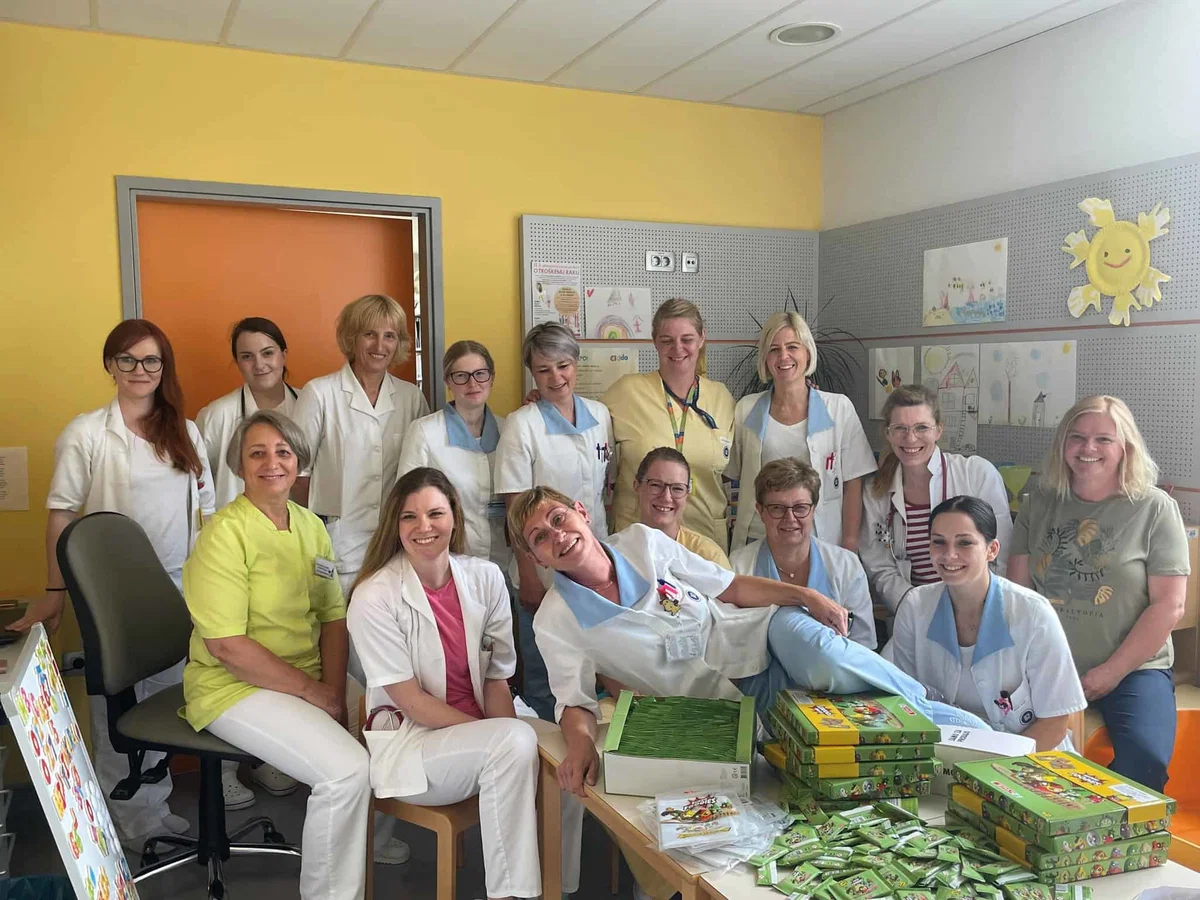 Porodnišnica Slovenj Gradec prejela nove kapice, otroški oddelek razveselili z donacijo domin