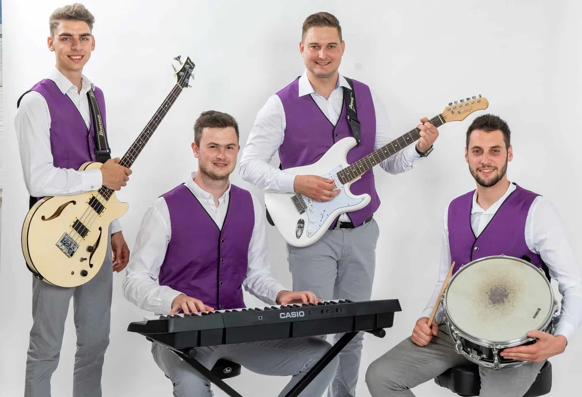 Grajski piknik v Šmiklavžu ponuja ogled komedije in zabavo z ansamblom Fenomeni