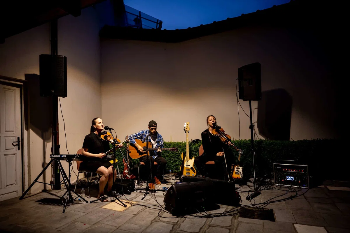 V Wolfovem atriju v Slovenj Gradcu smo prisluhnili akustičnemu triu Hedera Vento