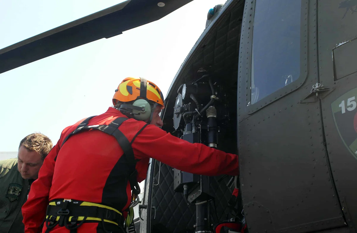 Na območju Črne se je na strmem pobočju poškodoval pohodnik. V bolnišnico ga je odpeljal helikopter