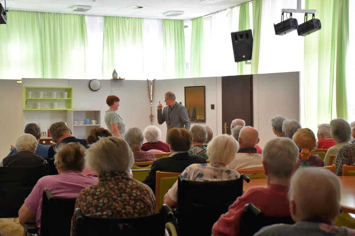 Gledališka skupina kulturnega društva Kotlje poskrbela za smejalni popoldan v Domu starostnikov Črneče (FOTO)