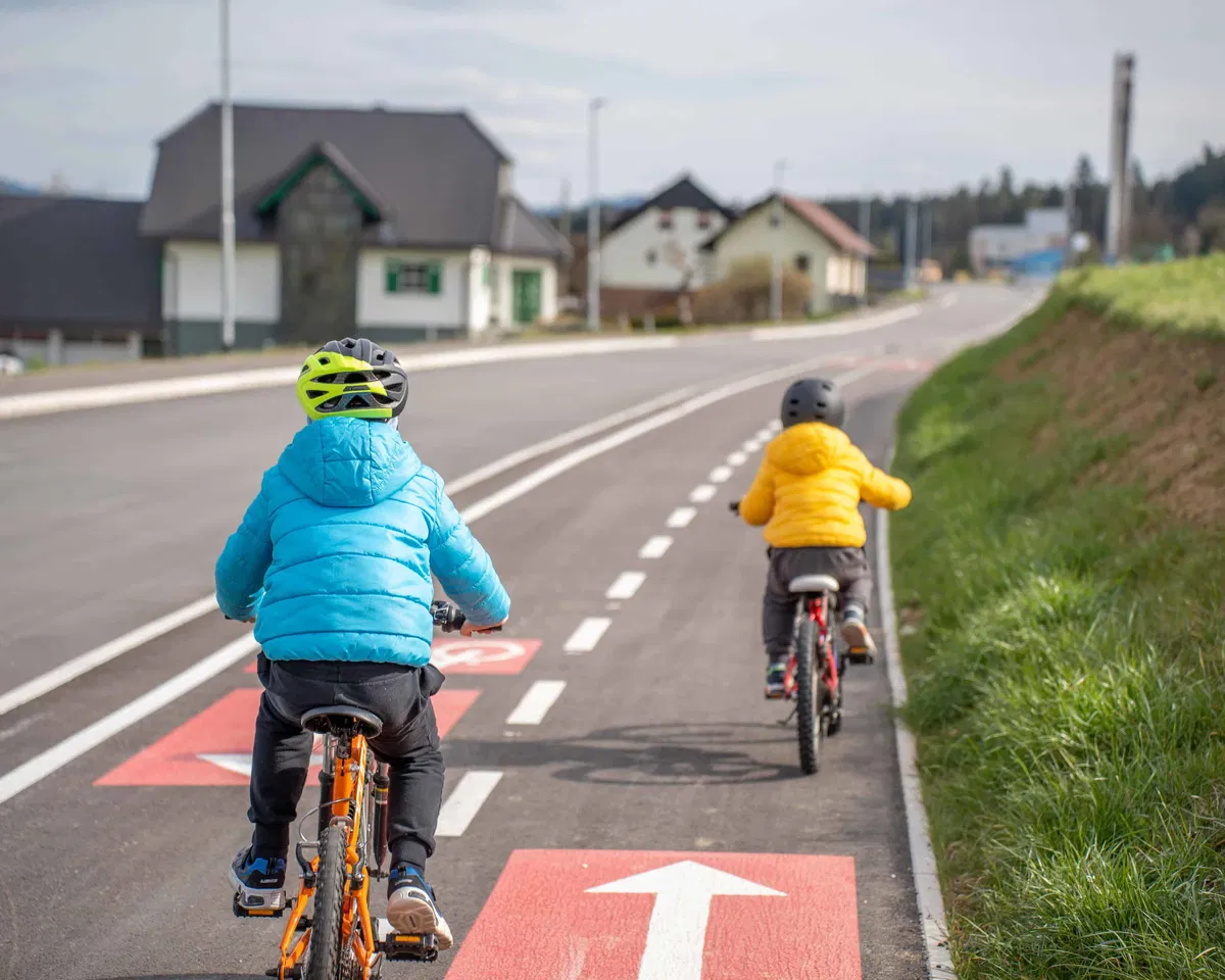 V trčenju v Šmartnem pri Slovenj Gradcu se je poškodoval kolesar