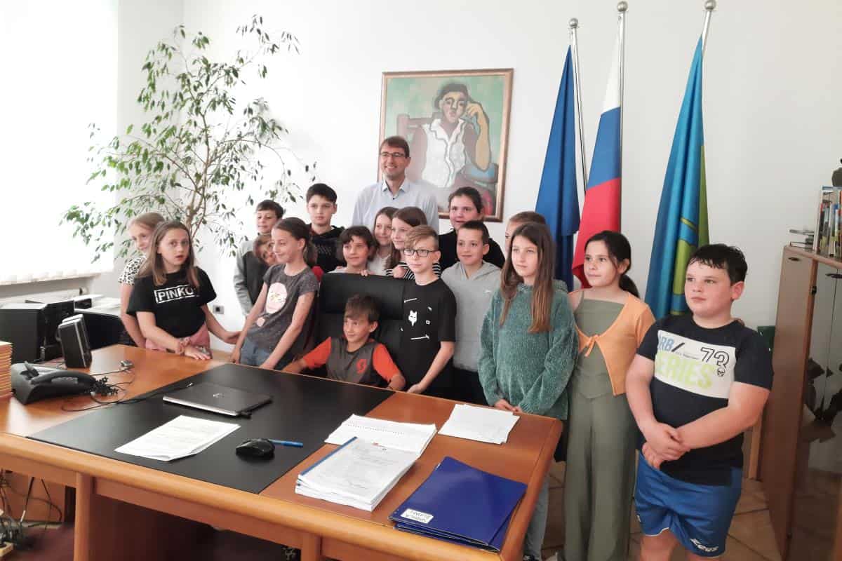 Četrtošolci iz podružnične osnovne šole Kotlje obiskali Občino Ravne na Koroškem