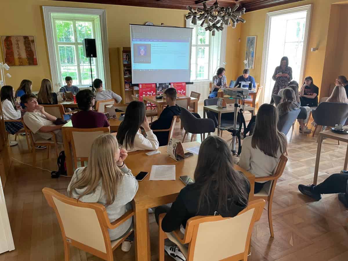 Ravenski gimnazijci preizkusili umetno inteligenco - klepetalnik Chat GPT