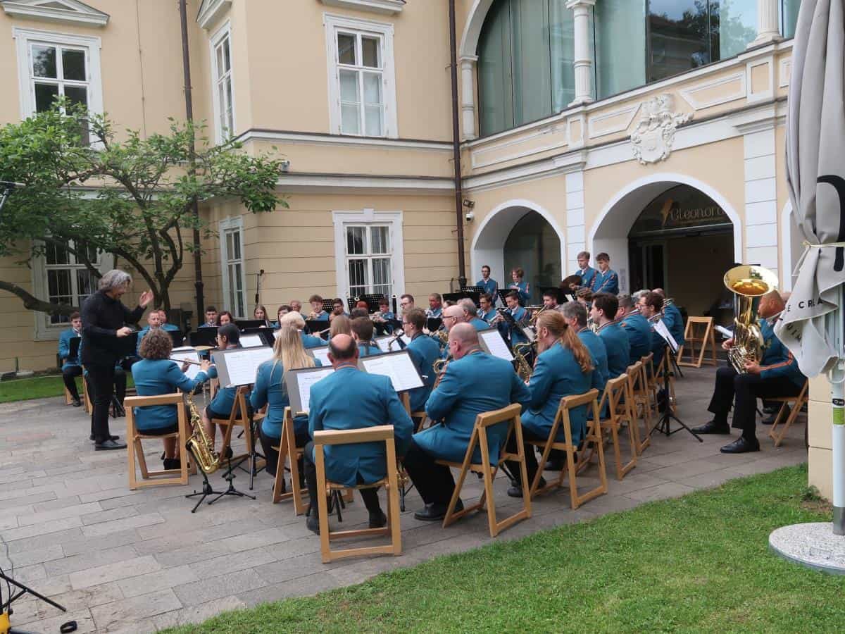Bili smo priča koncertu Pihalnega orkestra železarjev Ravne v Grajskem parku