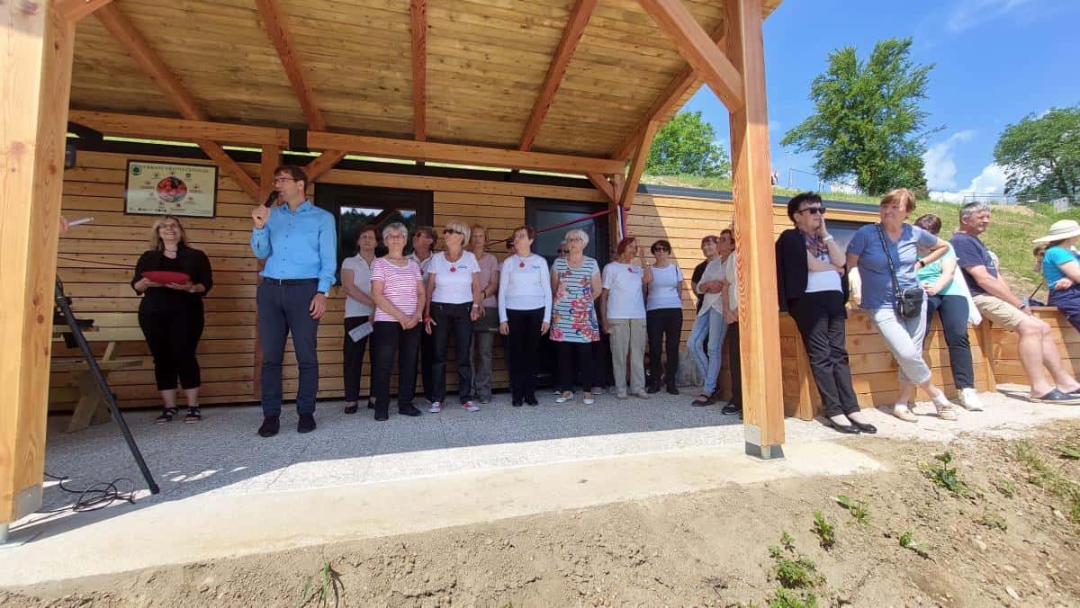 (FOTO) Urbane vrtičke na Ravnah tudi uradno predali v uporabo