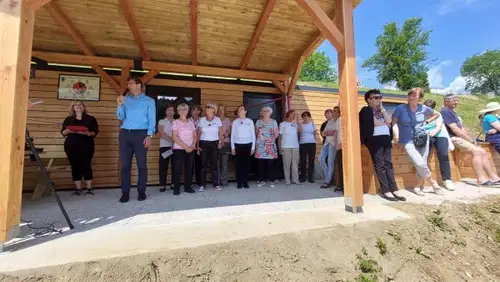 (FOTO) Urbane vrtičke na Ravnah tudi uradno predali v uporabo