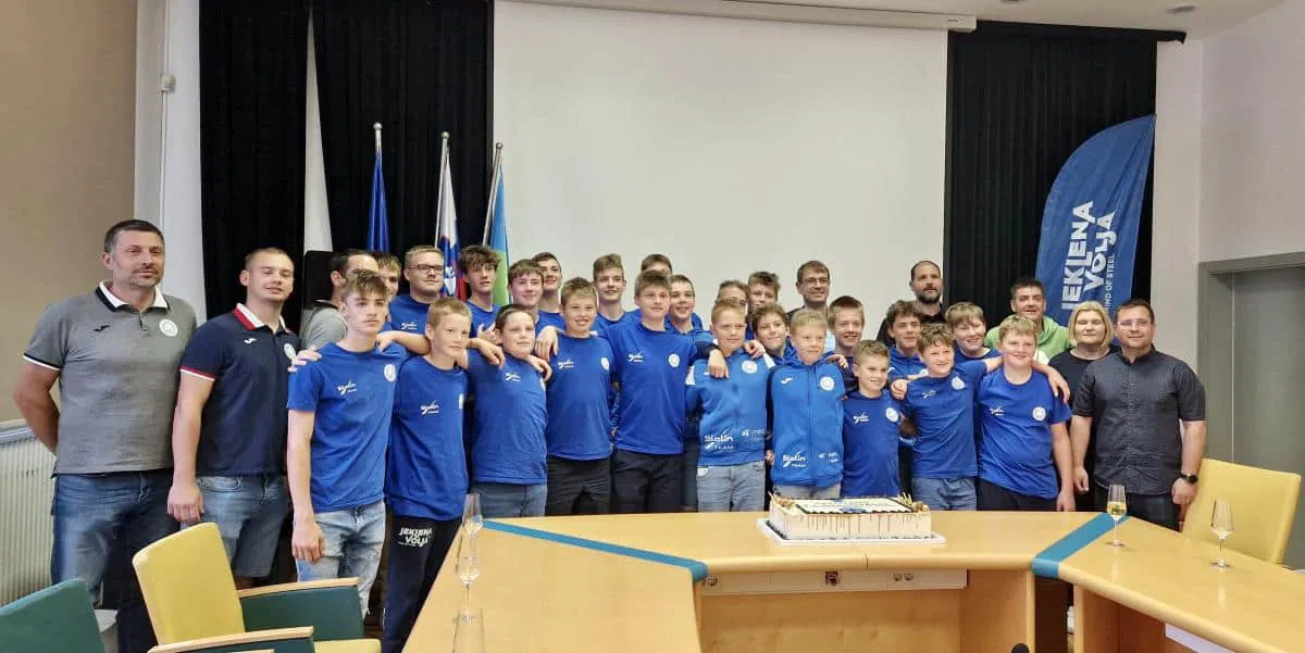 Župan Občine Ravne na Koroškem sprejel 3 x zlate fante ravenske odbojke