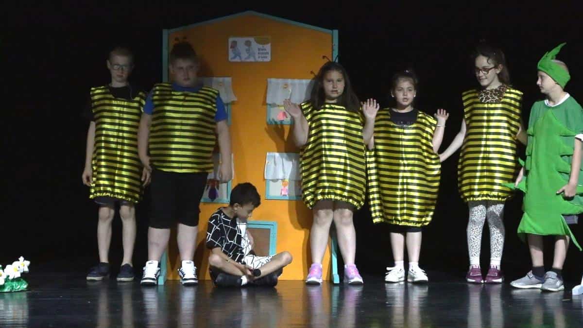 Gledališka skupina OŠ Juričevega Drejčka še zadnjič v sezoni napolnila Kulturni center Ravne