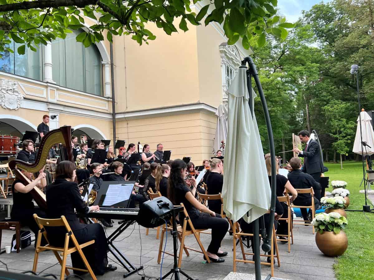 Koroški simfoniki navdušili na Operni noči v grajskem parku na Ravnah na Koroškem