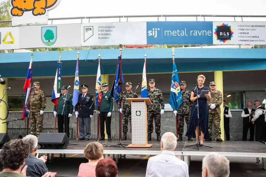Ob proslavi Dneva državnosti na Ravnah predstavili tudi vojaško vozilo Svarun