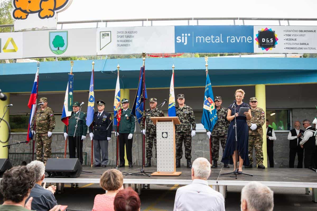 Ob proslavi Dneva državnosti na Ravnah predstavili tudi vojaško vozilo Svarun