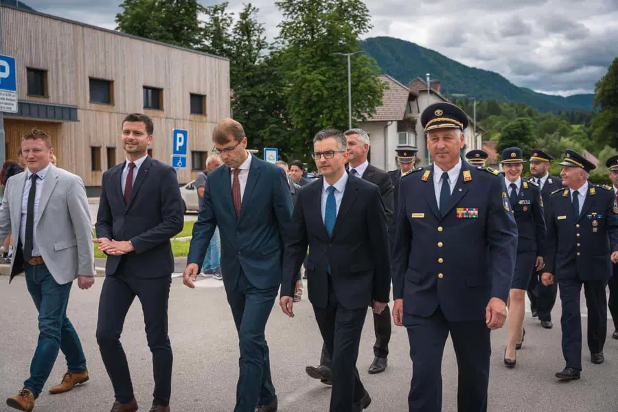 Potekala je parada z osrednjo slovesnostjo ob 100-letnici PGD Kotlje