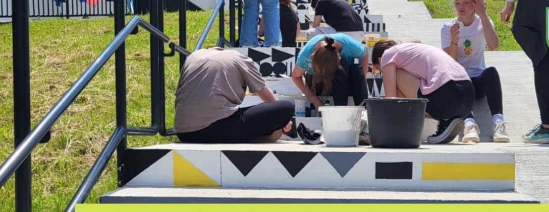 Dijaki Gimnazije Ravne so poskrbeli, da je novo preobleko dobilo kar 40 stopnic ob Vrtcu Ravne