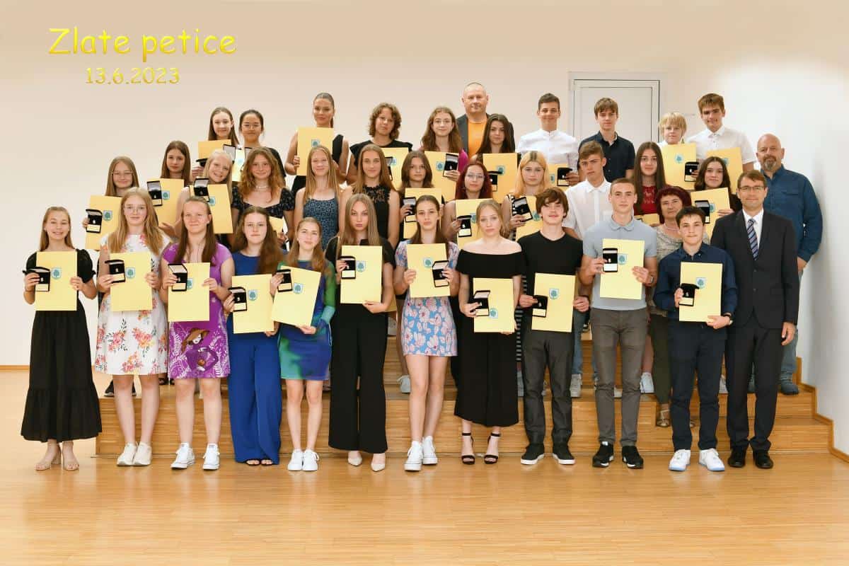 Svečani sprejem za najboljše učenke in učence so pripravili tudi na Ravnah na Koroškem