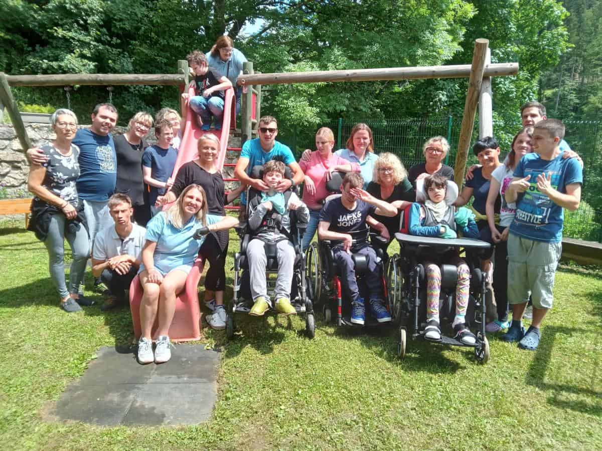 Na Ravnah so zasadili nov zeliščni vrt. Druženje ob nastajanju so poimenovali "Rastemo na vrtu"