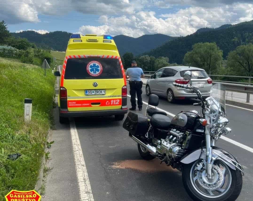V Spodnji Vižingi trčila motorno kolo in osebno vozilo. Eno osebo prepeljali v bolnišnico