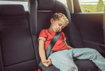 Mati v razgretem avtu umrlega dečka in njen partner pred sodišče