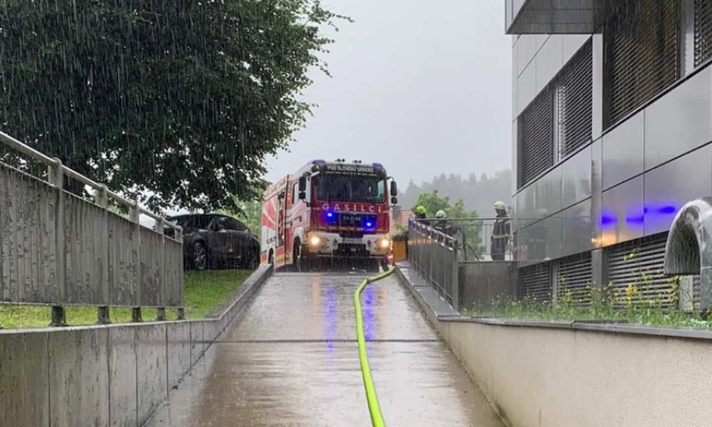 V Slovenj Gradcu meteorna voda zalila bolnišnico, v Dravogradu dovozno cesto