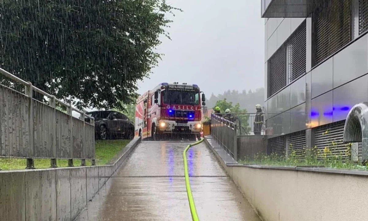 V Slovenj Gradcu meteorna voda zalila bolnišnico, v Dravogradu dovozno cesto