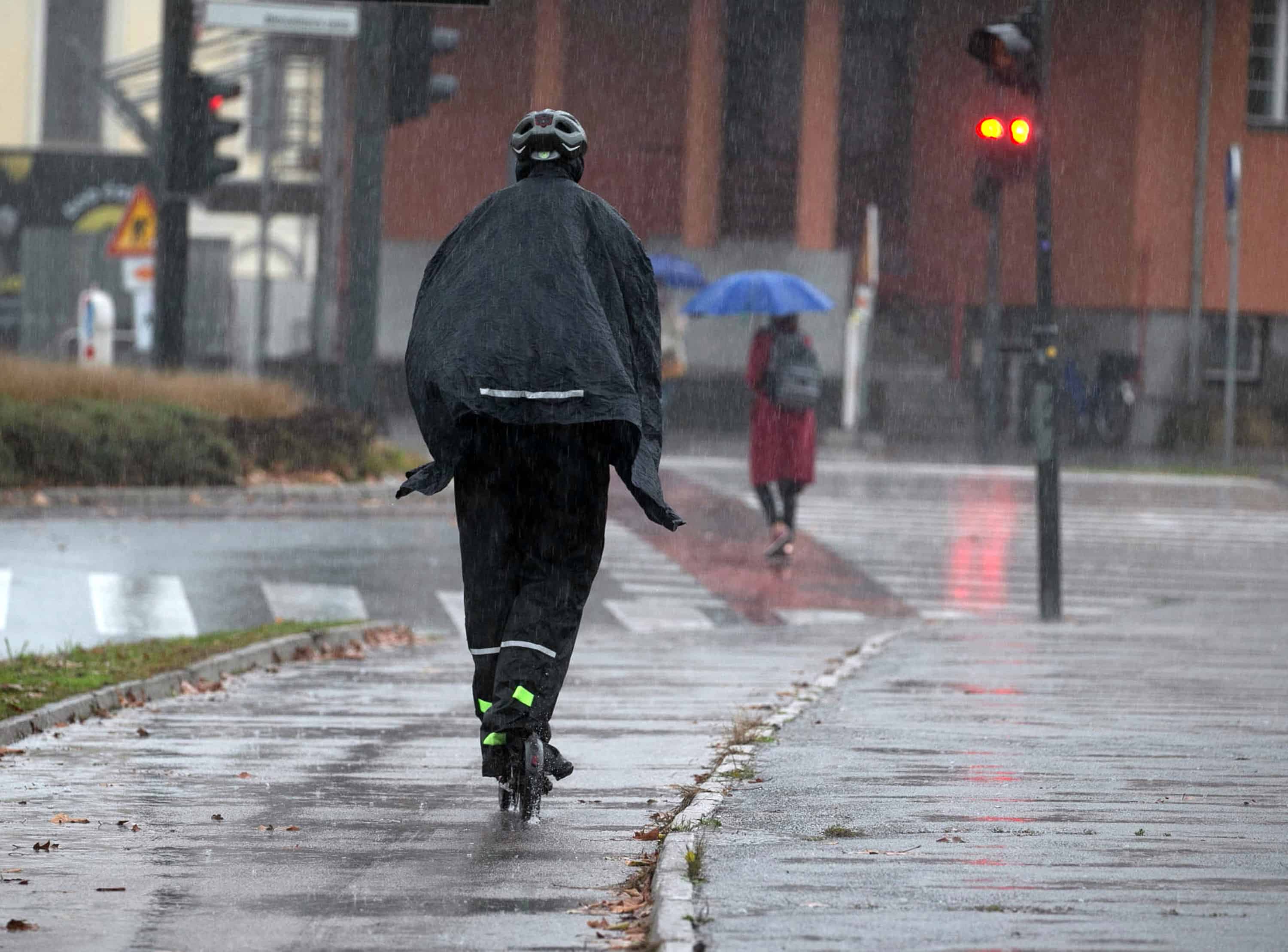 V Mežici se je pri padcu poškodoval voznik e-skiroja