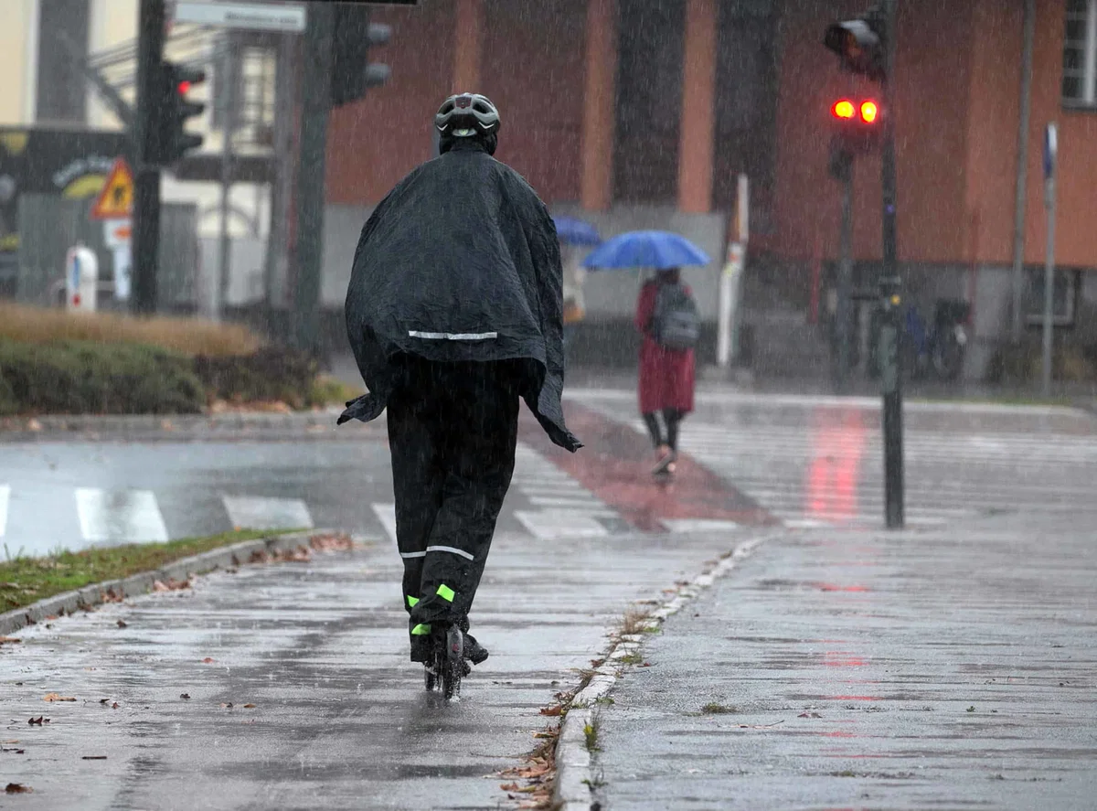 V Mežici se je pri padcu poškodoval voznik e-skiroja