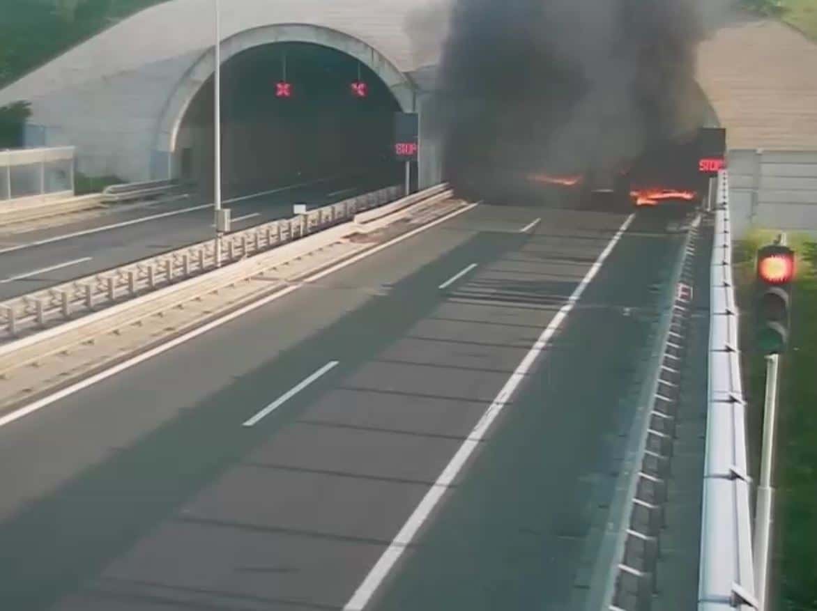 Zaprta štajerska avtocesta zaradi odstranjevanja posledic gorečega tovornjaka