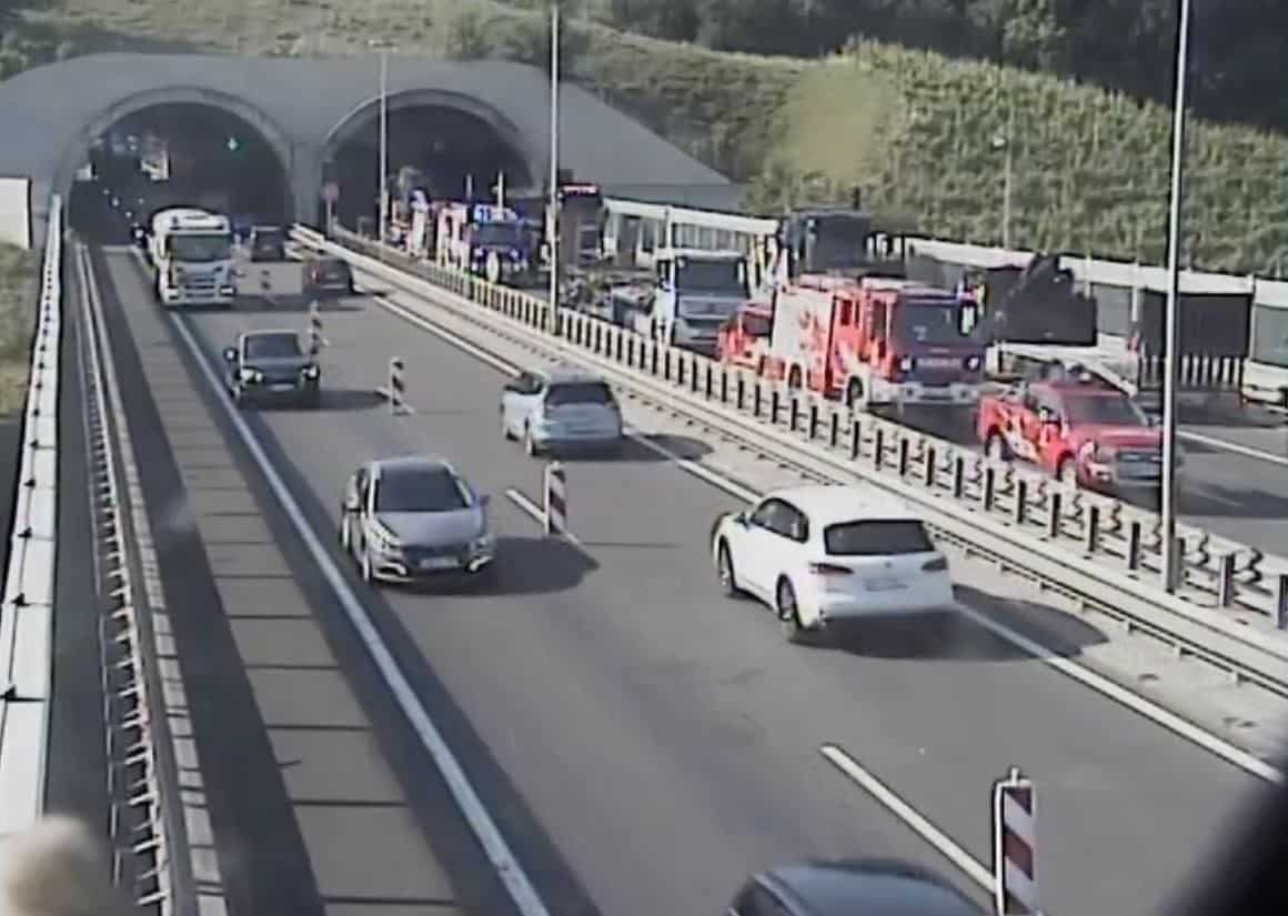 Požar v predoru Vodole pogašen, v nesreči lažje poškodovana ena oseba